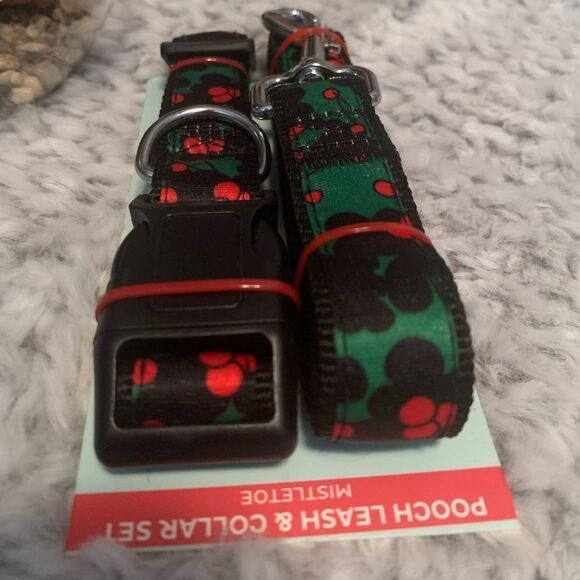 Holiday Mistletoe Collar and Leash For M to L Size Dogs - Picture 3 of 4